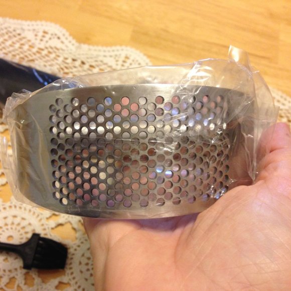 Stainless Steel Garlic Press, new in opened box - Picture 3 of 7